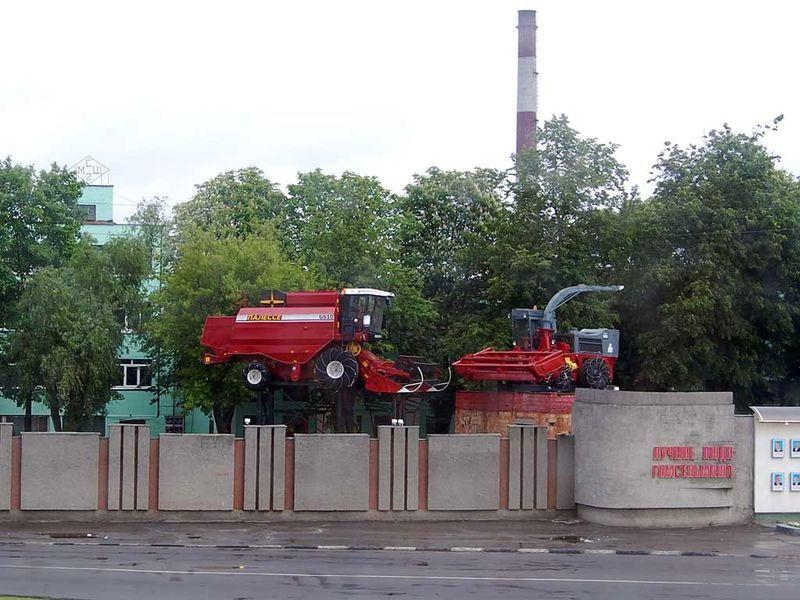 Памятник трудовой славы - комбайн КСК-100