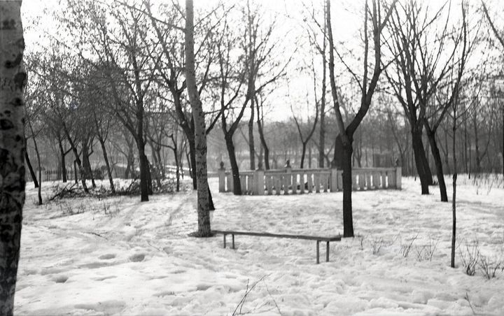 Памятник Т.С. Бородину в гомельском парке. Зима 1965-1966 г. Фото из архива Андрея Карнеева.