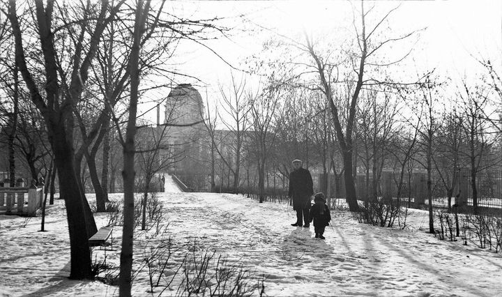 Памятник Т.С. Бородину в гомельском парке. Зима 1965-1966 г. Фото из архива Андрея Карнеева.