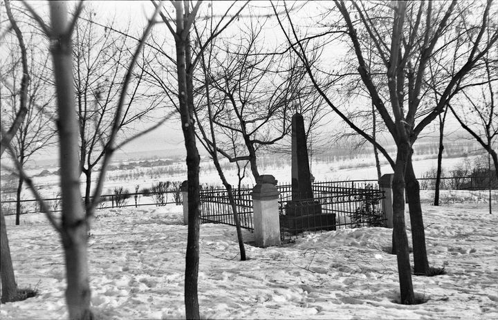 Памятник народным ополченцам в гомельском парке. Зима 1965-1966 г. Фото из архива Андрея Карнеева.