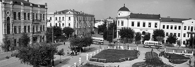 Сквер на месте бывшей гостиницы Савой